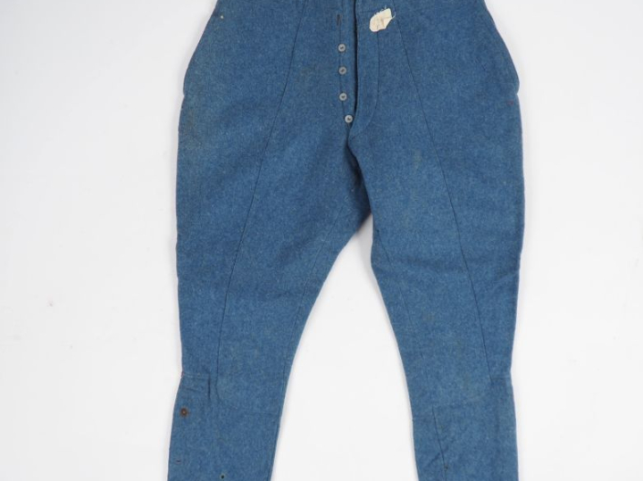 Culotte d’artillerie en drap bleu horizon, à passepoil écarlate.  Cach