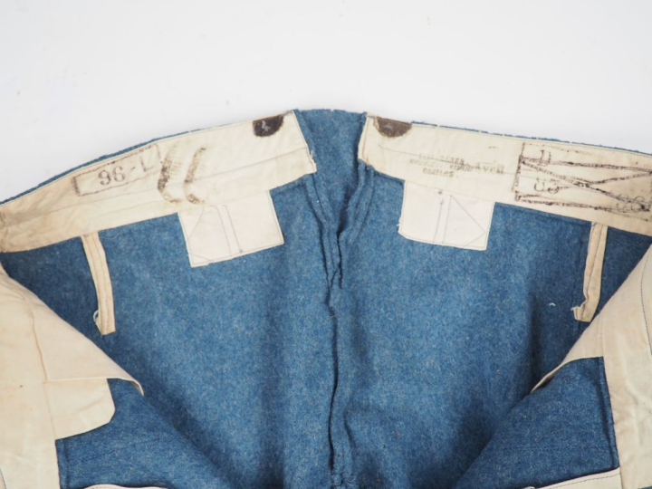 Culotte d’artillerie en drap bleu horizon, à passepoil écarlate.  Cach
