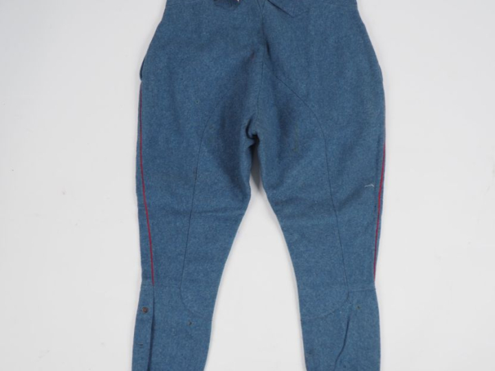 Culotte d’artillerie en drap bleu horizon, à passepoil écarlate.  Cach
