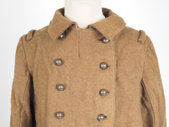 Capote modèle 1922.  En drap kaki à double boutonnage de six boutons d