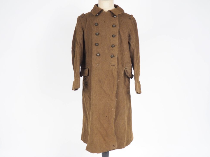Capote modèle 1922.  En drap kaki à double boutonnage de six boutons d