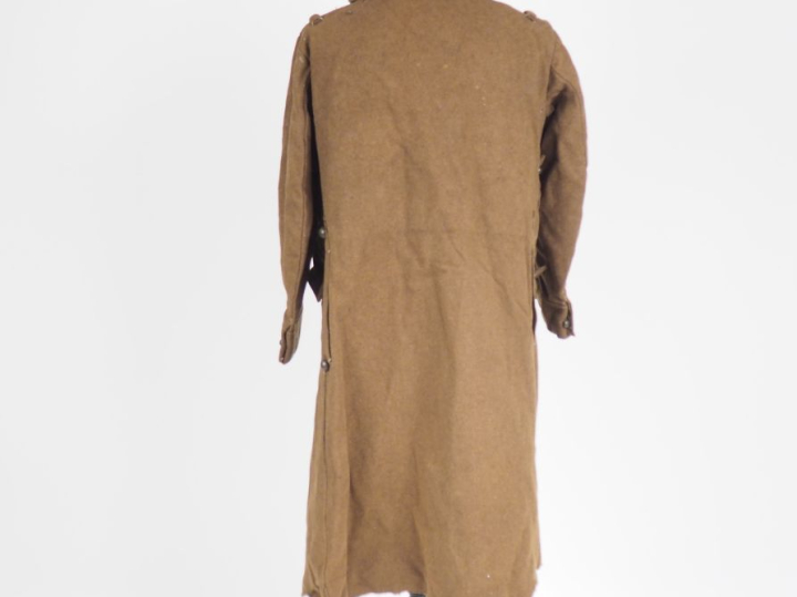 Capote modèle 1922.  En drap kaki à double boutonnage de six boutons d