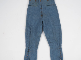 Vente aux enchères Culotte en drap bleu horizon.  Fabrication Le balle Jardinière. A.B.E.