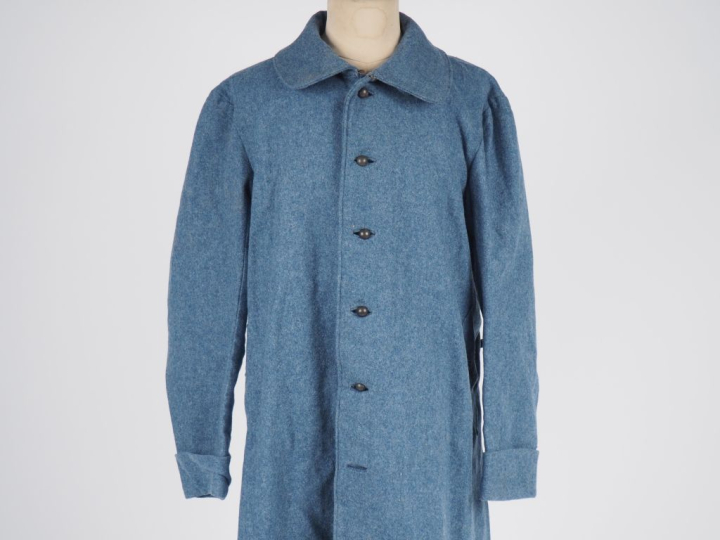 Capote en drap bleu horizon à col renversé, à deux poches diagonales f