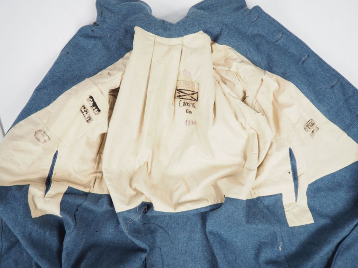 Capote en drap bleu horizon à col renversé, à deux poches diagonales f