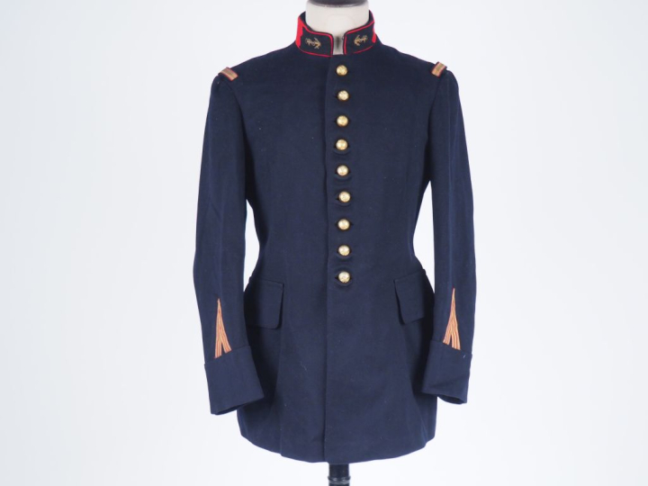 Tunique de sous-officier d’artillerie de marine.  En drap noir à deux 