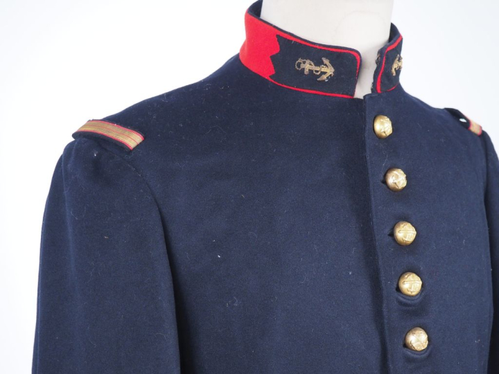 Tunique de sous-officier d’artillerie de marine.  En drap noir à deux 