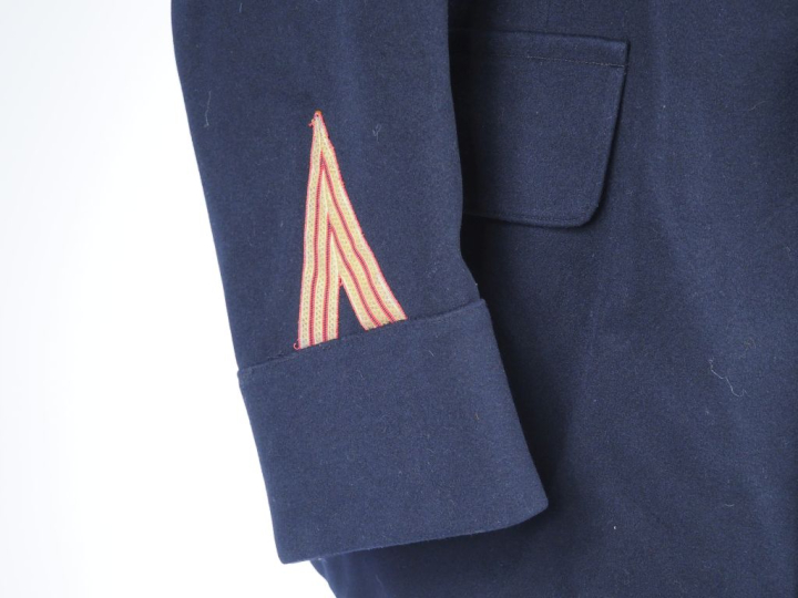 Tunique de sous-officier d’artillerie de marine.  En drap noir à deux 