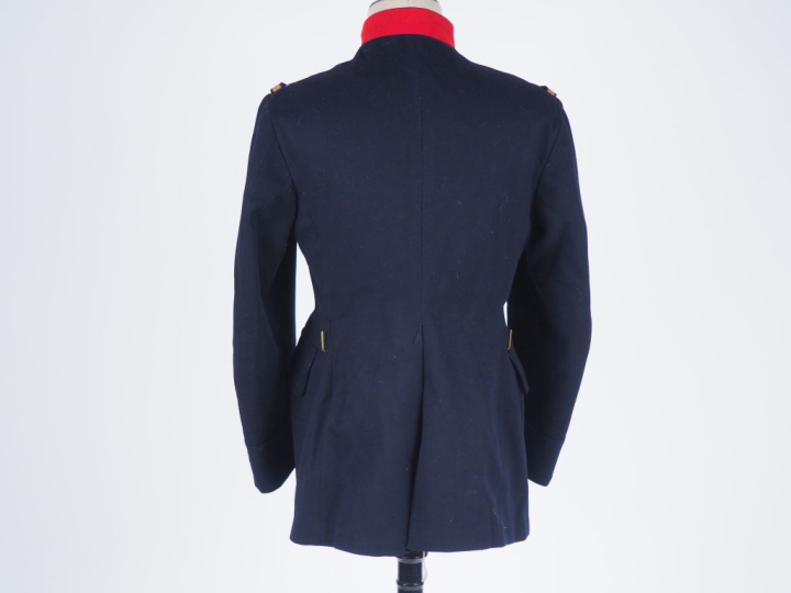 Tunique de sous-officier d’artillerie de marine.  En drap noir à deux 