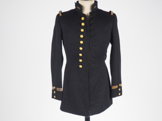 Vente aux enchères Tenue modèle 31 de lieutenant du 1er REI.   En drap noir fermant par n