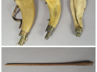 Vente aux enchères Ensemble comprenant :  -Deux poires à poudres en corne et laiton et cu