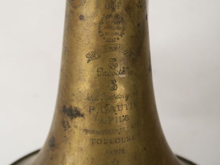 Ensemble de trois instruments :  -un tuba en laiton (accidents et manq