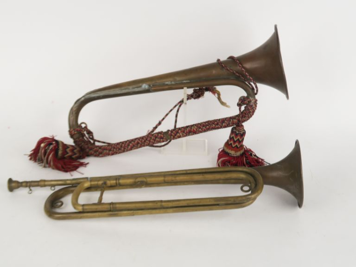 Deux clairons :  -un complet marqué de COUESNON 105 RUE LAFAYETTE et d