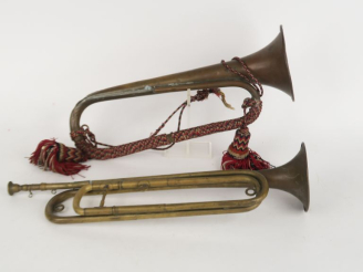 Vente aux enchères Deux clairons :  -un complet marqué de COUESNON 105 RUE LAFAYETTE et d