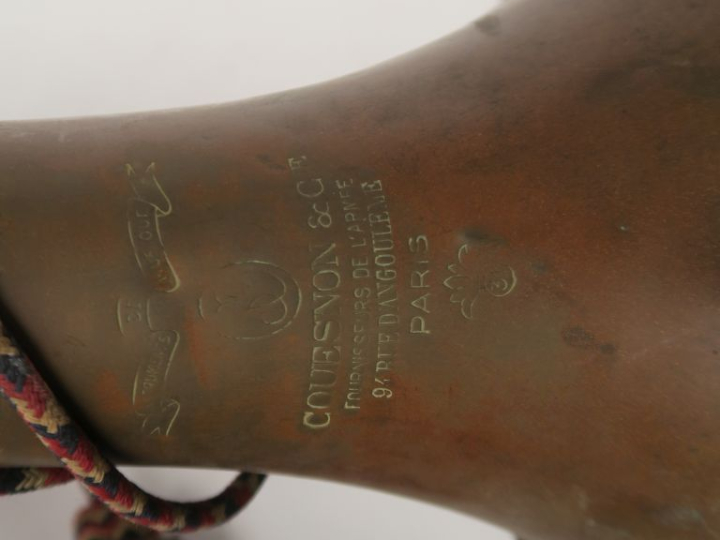 Deux clairons :  -un complet marqué de COUESNON 105 RUE LAFAYETTE et d