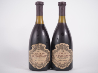 Vente aux enchères 2 BOUTEILLES CHÂTEAU DE POMMARD - 1977 - 1 à 3 CM/1 à 3,5 CM/1 ETLA/BL