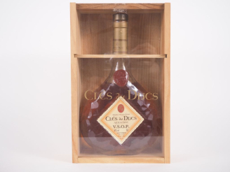 Vente aux enchères 1 BOUTEILLE ARMAGNAC V.S.O.P. CLÉS DES DUCS - COFFRET