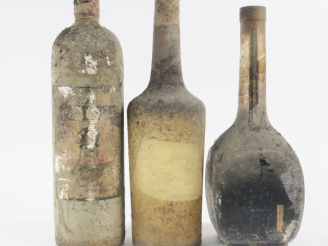 Vente aux enchères 3 VIEILLES BOUTEILLES LIQUEURS - BS/SE