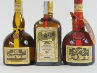 Vente aux enchères 3 VIEILLES BOUTEILLES : 1 COINTREAU - 1 GRAND MARNIER CORDON ROUGE - 1