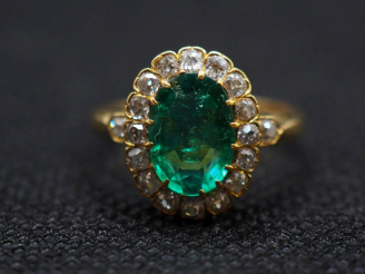 Vente aux enchères Ravissante bague de forme marguerite en or jaune 750, sertie en son ce