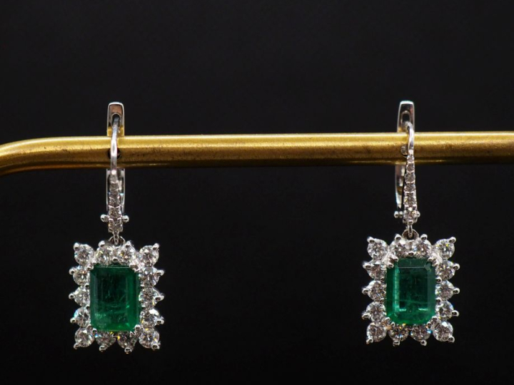 Paire de perce oreilles en or blanc 750, ornés d'une pendeloque sertie