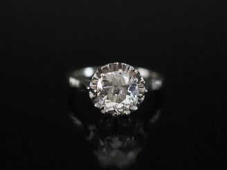 Vente aux enchères Bague de forme solitaire en or 750, sertie d'un diamant taille ancienn