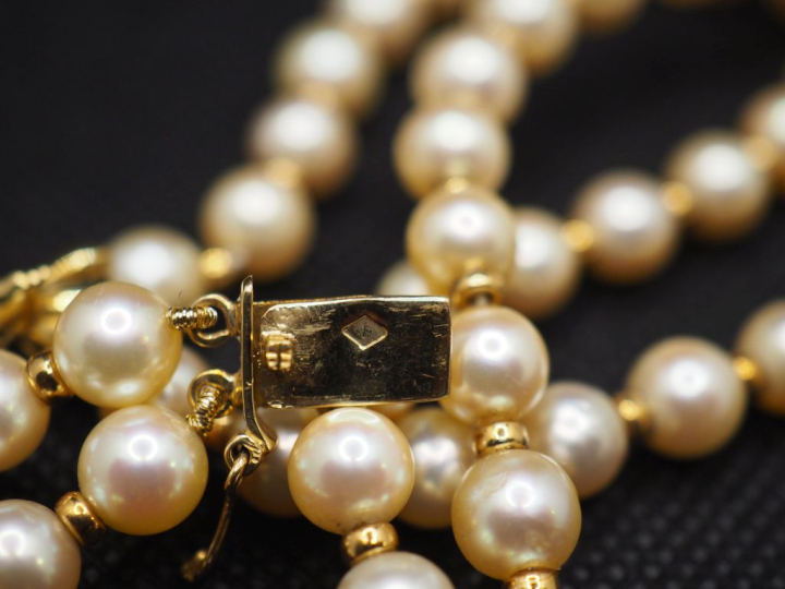 Collier deux rangs de perles blanches et perles en or alternées, orné 