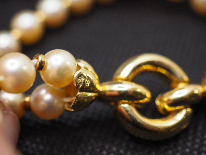 Collier deux rangs de perles blanches et perles en or alternées, orné 