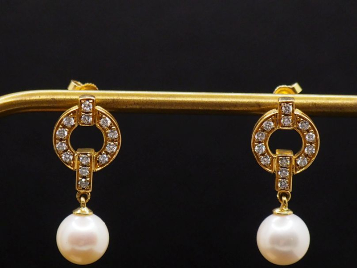 Paire de perces oreilles en or jaune 750, sertis de petits diamants et