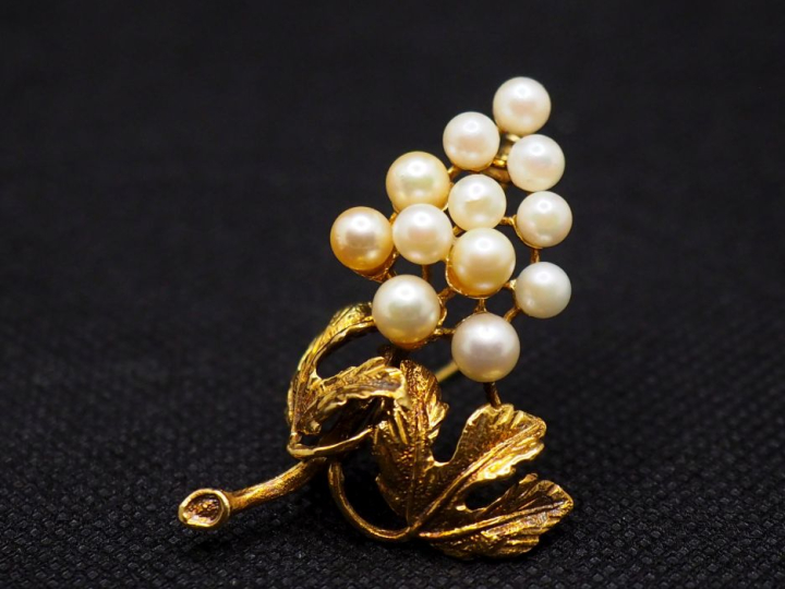 Broche en or jaune 750 er perles blanches en forme de grappe de raisin
