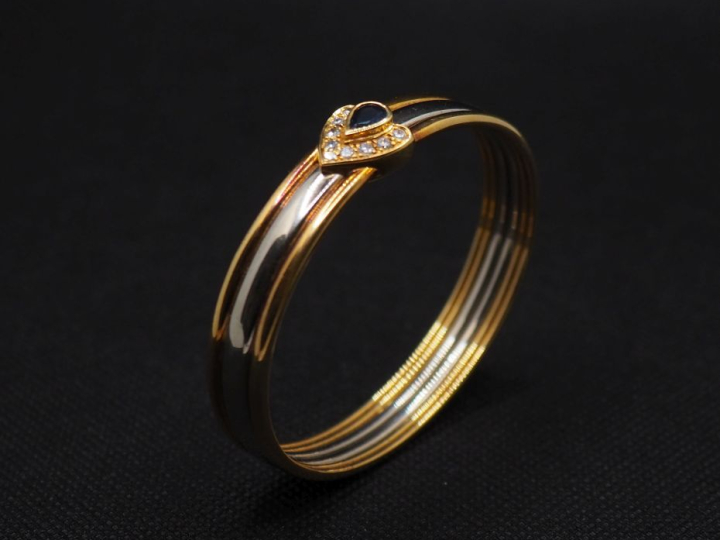 Bracelet jonc deux tons d'or 750, orné d'un saphir en forme de goutte 