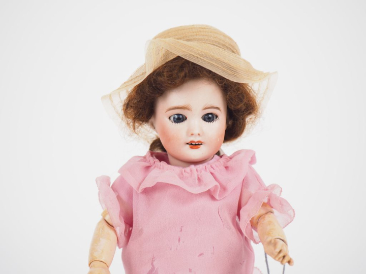 Poupée SFBJ tête porcelaine bouche ouverte yeux basculants bleus perru