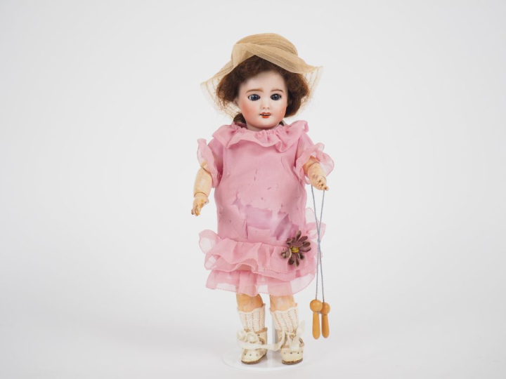 Poupée SFBJ tête porcelaine bouche ouverte yeux basculants bleus perru