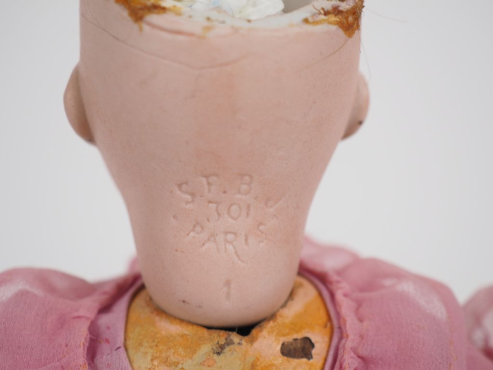 Poupée SFBJ tête porcelaine bouche ouverte yeux basculants bleus perru