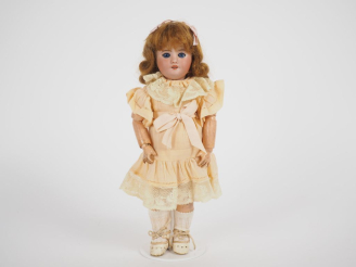 Vente aux enchères Poupée Bleuette et SFBJ 60 8/0 tête porcelaine bouche ouverte yeux bas