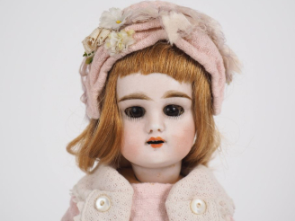 Vente aux enchères Poupée SFBJ déposée en creux, tête porcelaine bouche ouverte aux yeux 