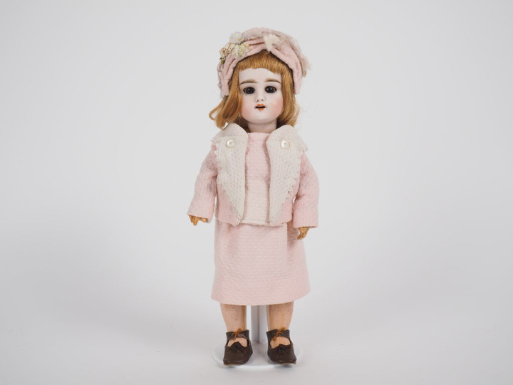 Poupée SFBJ déposée en creux, tête porcelaine bouche ouverte aux yeux 