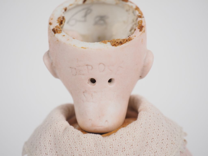 Poupée SFBJ déposée en creux, tête porcelaine bouche ouverte aux yeux 