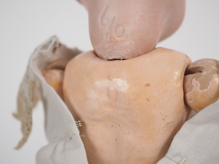 Poupée Bleuette Fleischmann, tête porcelaine bouche ouverte yeux fixes