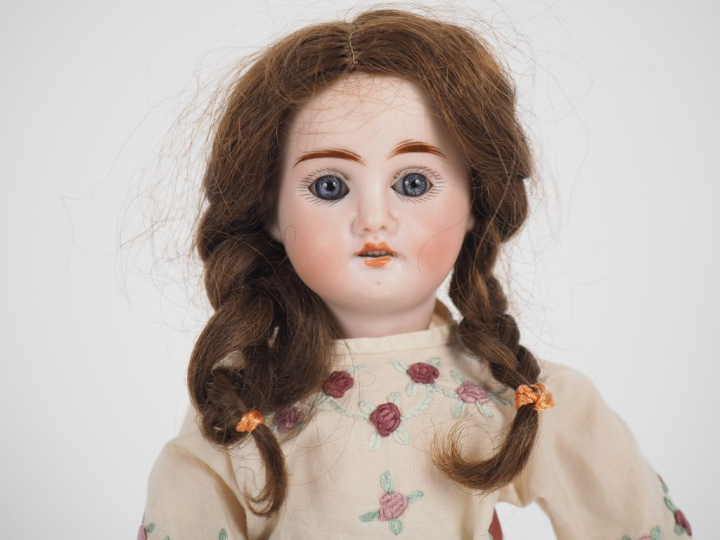 Poupée type Bleuette tête Fleischmann en porcelaine bouche ouverte yeu