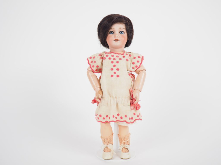 Poupée SFBJ 301 tête porcelaine bouche ouverte avec les yeux basculant