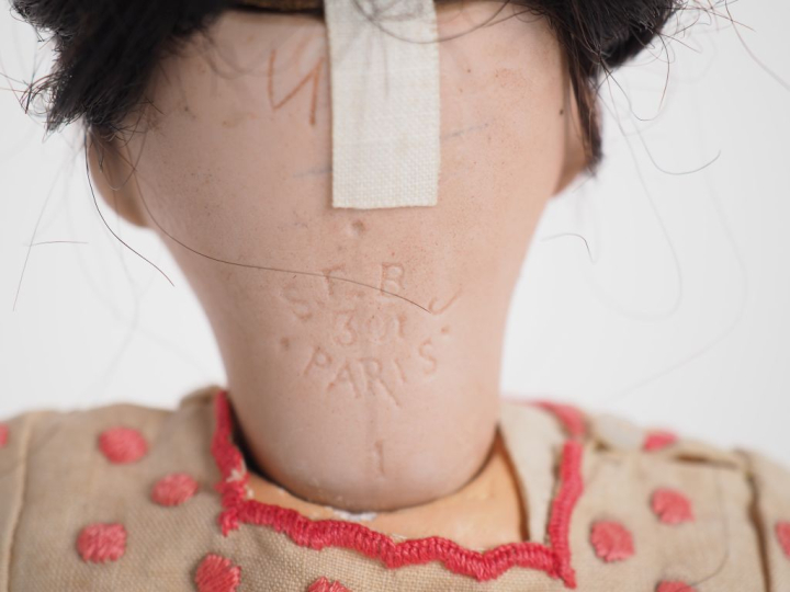 Poupée SFBJ 301 tête porcelaine bouche ouverte avec les yeux basculant