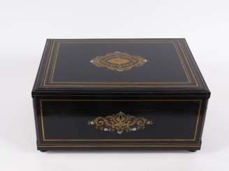 Vente aux enchères TAHAN.  Coffret à couture en palissandre, ébène et marqueterie Boulle,