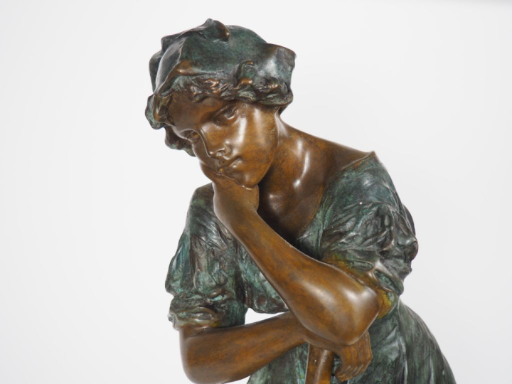 A. RICHARD.  "La marayeuse" Sculpture en bronze polychrome Signée H. 7