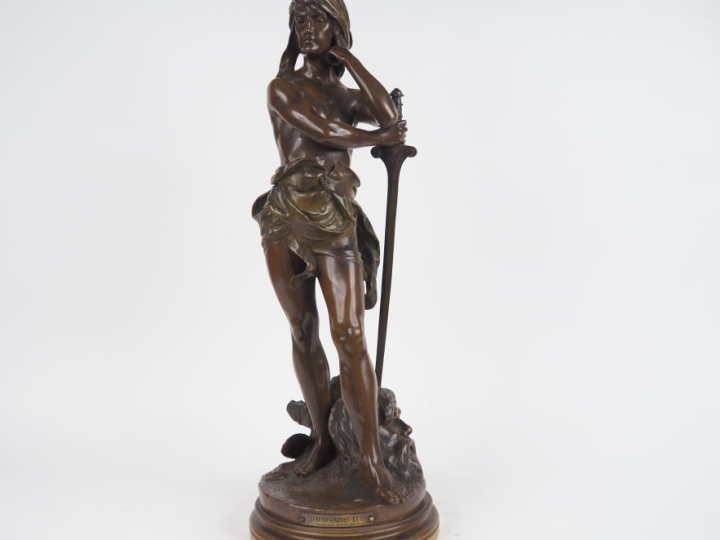 Henri PLE.  "David vainqueur" Sculpture en bronze à patine médaille et