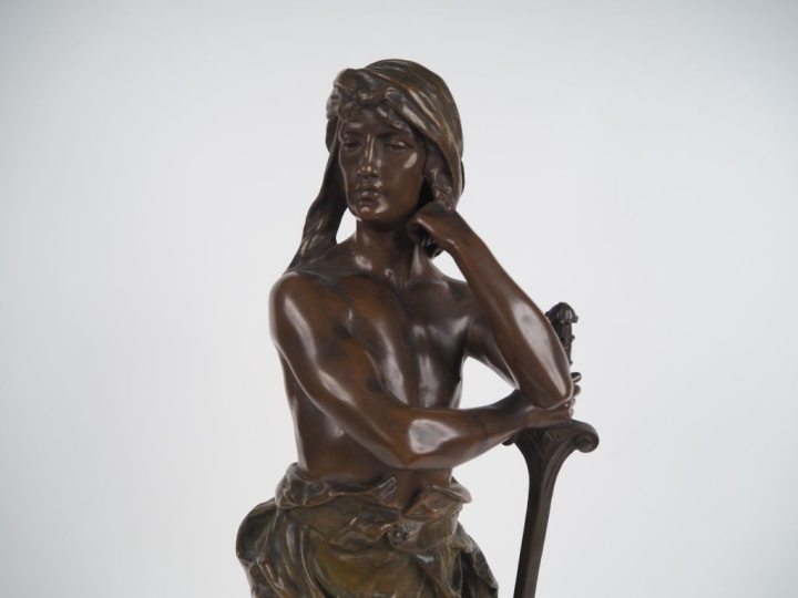 Henri PLE.  "David vainqueur" Sculpture en bronze à patine médaille et
