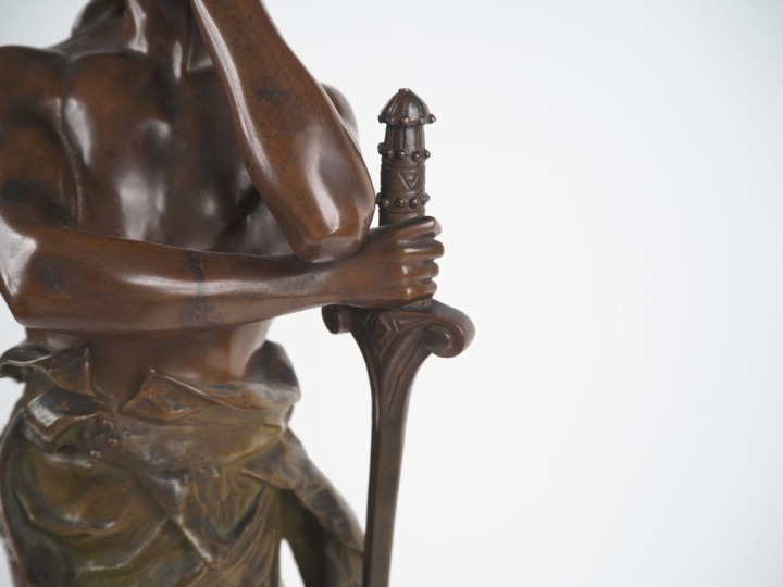 Henri PLE.  "David vainqueur" Sculpture en bronze à patine médaille et