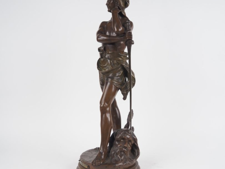Henri PLE.  "David vainqueur" Sculpture en bronze à patine médaille et