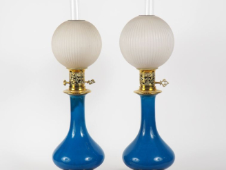 Vente aux enchères Paire de lampes Napoléon III en céramique bleu persan, belle monture e