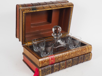 Vente aux enchères BACCARAT.  Superbe cave à whisky en trompe l'œil en forme de pile de l